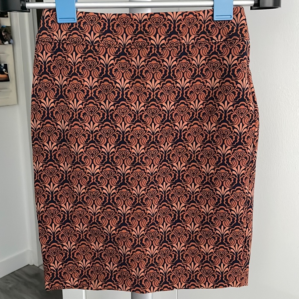 Ann Taylor size 0P pencil skirt. Navy and rose detail